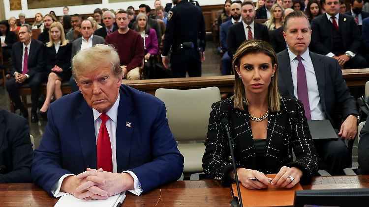Donald Trumps Anwältin Alina Habba (r.) wetterte beim Auftakt des Schweigegeld-Prozesses nochmals gegen den Richter im Bücherfälschungs-Prozess.