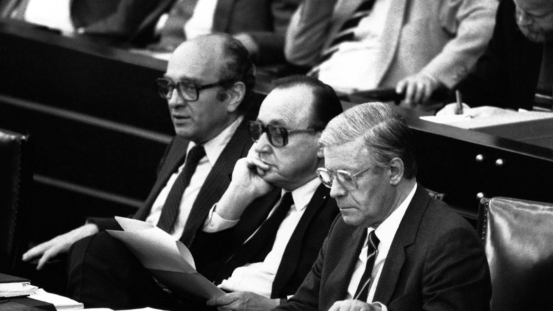 Viel zu sagen hatten sie sich da schon nicht mehr: Wirtschaftsminister Otto Graf Lambsdorff, Außenminister Hans-Dietrich Genscher und Bundeskanzler Helmut Schmidt am 9. September im Deutschen Bundestag in Bonn.