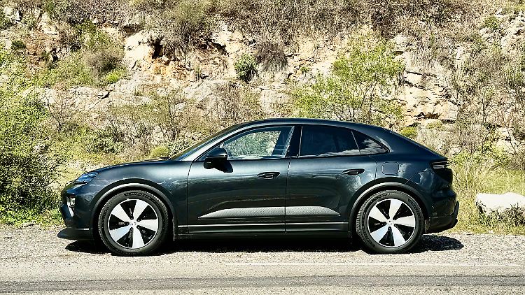 Der neue Porsche Macan ist mit nun 4,78 Metern Außenlänge der Mittelklasse fast entwachsen. Optisch wirkt der Allrounder indes noch immer kompakt.