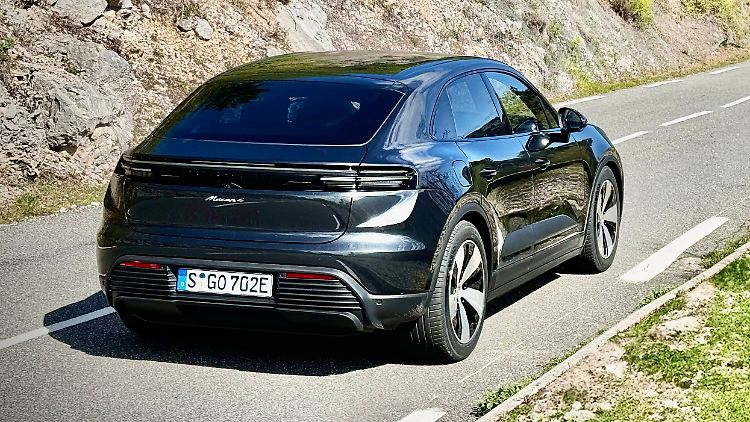 Mit 408 PS ist der Porsche Macan 4 beileibe kein Schwächling. Die lautlose Beschleunigung wirkt allerdings nicht so dramatisch wie in einem vergleichbar starken Verbrenner-Modell.