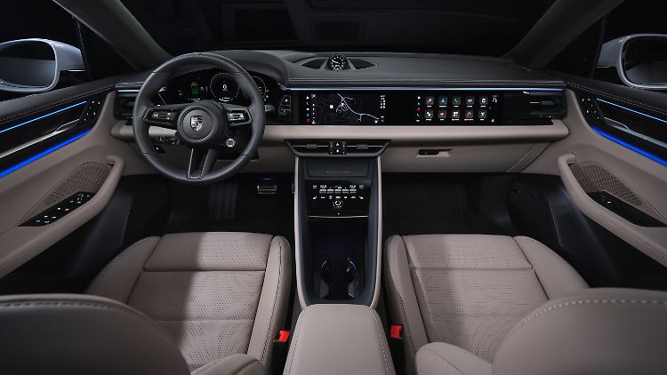 Im neuen Porsche Macan kann man sich vor Display kaum retten. Natürlich bekommt auch der Beifahrer optional eins. Streamingangebote sollen die Ladezeit versüßen. Viel davon soll der Stromer jedoch gar nicht beanspruchen.