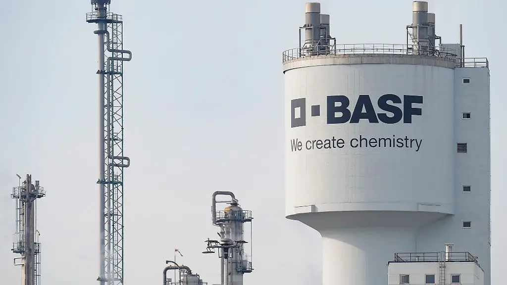 Ein-Turm-mit-der-Aufschrift-BASF-steht-auf-dem-Werksgelaende-des-Chemiekonzerns-BASF