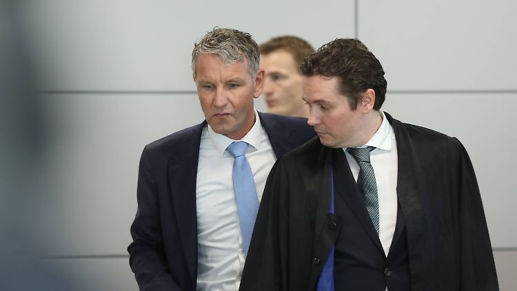 Der Thüringer AfD-Chef Höcke steht derzeit in Sachsen-Anhalt vor Gericht. Ihm wird das Verwenden von Kennzeichen verfassungswidriger und terroristischer Organisationen vorgeworfen.