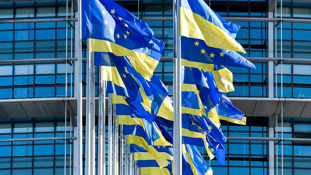 Europaeische-und-ukrainische-Flaggen-wehen-vor-dem-Europaeischen-Parlament-in-Strassburg-Die-EU-Kommission-erklaert-die-positive-Empfehlung-fuer-das-osteuropaeische-Land-damit-dass-die-noch-ausstehenden-Reformen-bereits-auf-den-Weg-gebracht-seien