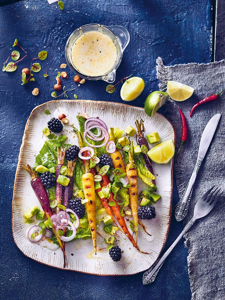 Der vegane Salat mit Babymöhren, Avocado, Früchten und Nüssen würde auch Clint Eastwood schmecken.