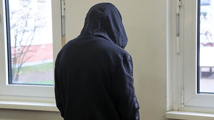 Einer der jetzt Verurteilten wartet Anfang des Monats im Stralsunder Landgericht auf den Beginn des Prozesses. 