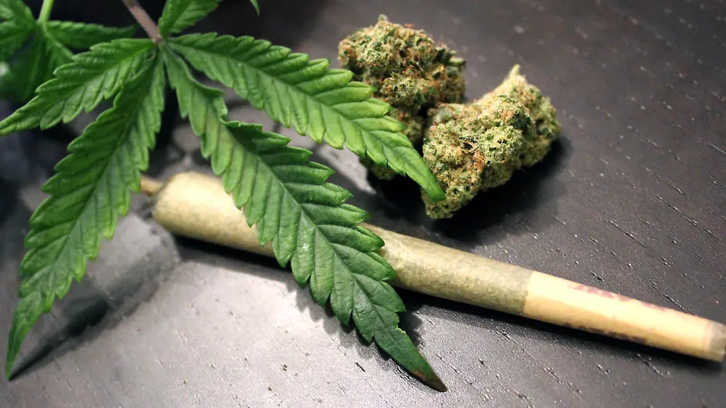 Marijuana-leaf-cigarette