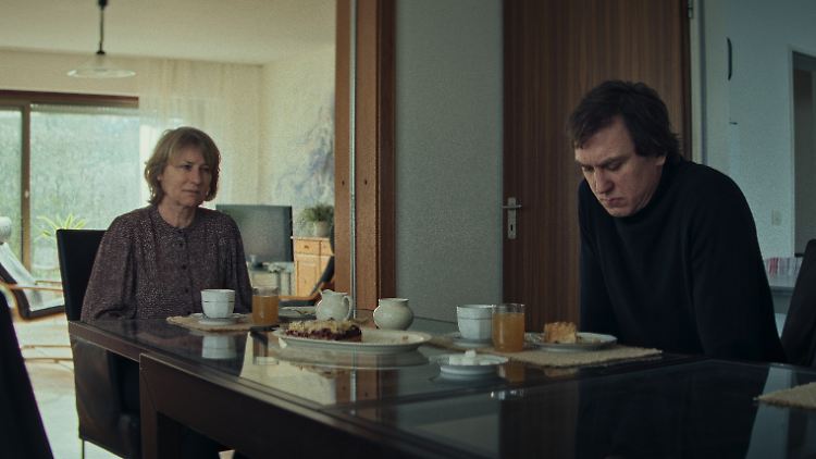 Tut schon beim Zuschauen und noch mehr beim Zuhören weh: Lilly (Corinna Harfouch) und Sohn Tom (Lars Eidinger) schenken sich ordentlich ein.