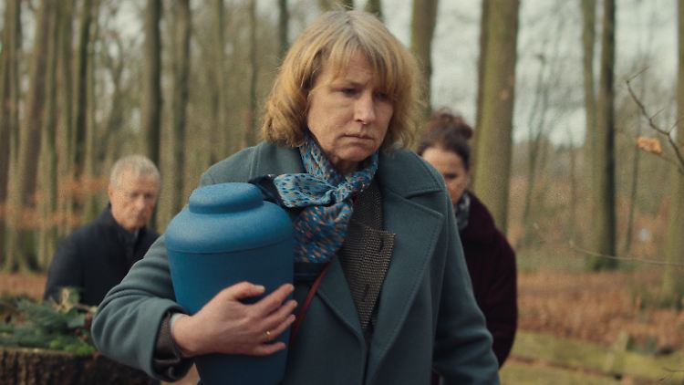 Trägt die Urne ihres Mannes zu Grabe: Lilly Lunies (Corinna Harfouch) in "Sterben".