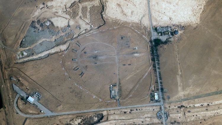 Das Satellitenfoto soll einen israelischen Treffer auf dem Luftwaffenstützpunkt Shadid Babaei zeigen.