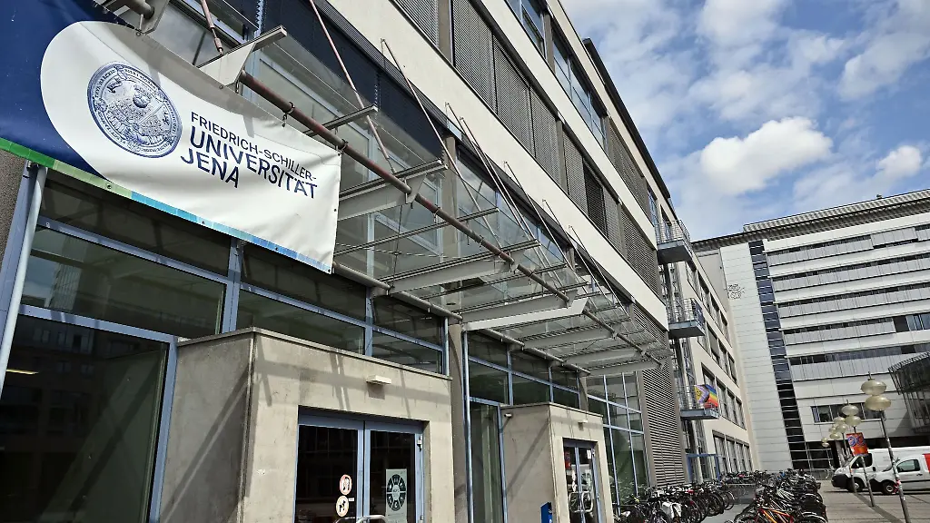Blick-auf-den-Eingang-zu-einem-Gebaeude-der-Uni-in-Jena