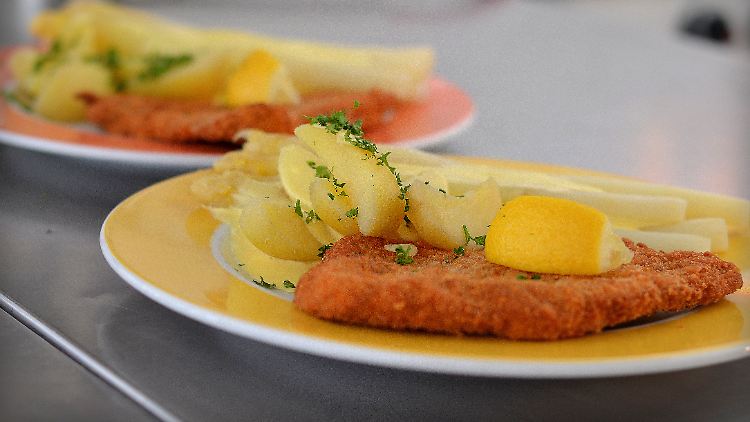 Der Spargel klassisch mit Schnitzel und Hollandaise, sehr lecker auf dem Spargelhof Kremmen.