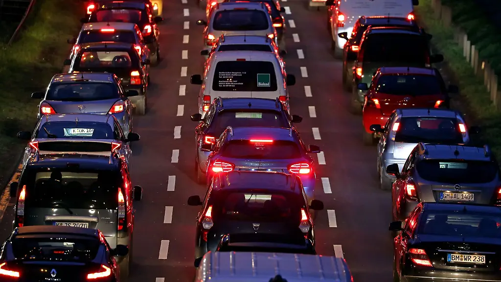 Autos-stehen-im-morgendlichen-Berufsverkehr-im-Stau