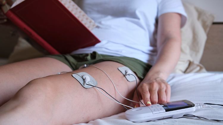 TENS- und EMS-Geräte arbeiten mit Elektro-Impulsen, um Muskeln zu stimulieren und Schmerzen zu lindern. Wir checken, was die Geräte können – und was nicht.