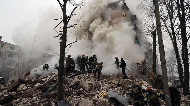 Brand eines Wohnhauses in Charkiw nach einem russischen Angriff. In der Stadt ist das Leben hochgefährlich.