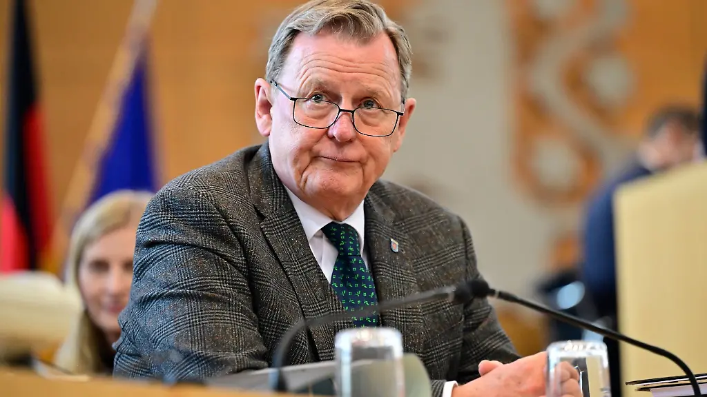 Bodo-Ramelow-Die-Linke-Ministerpraesident-von-Thueringen-sitzt-im-Plenarsaal
