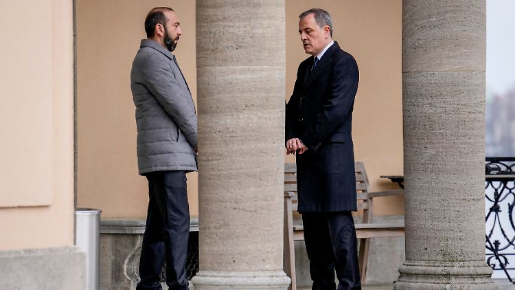 Armeniens Außenminister Mirzoyan (l.) und sein aserbaidschanischer Amtskollege Bayramov trafen sich im Februar auch zu Friedensverhandlungen in Berlin. 