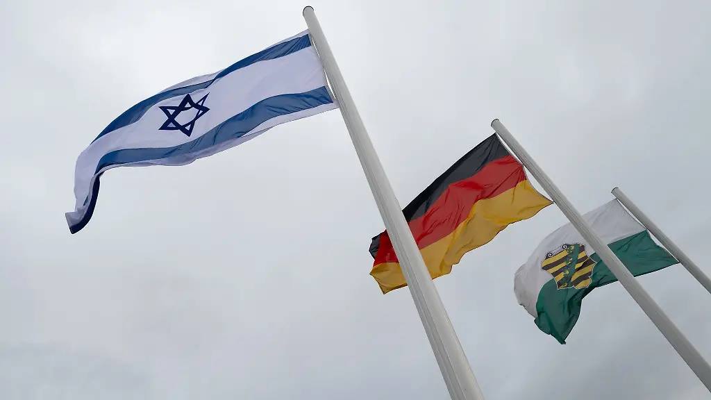 Die-Fahnen-von-Israel-l-r-Deutschland-und-Sachsen-wehen-vor-dem-Saechsischen-Landtag-im-Wind