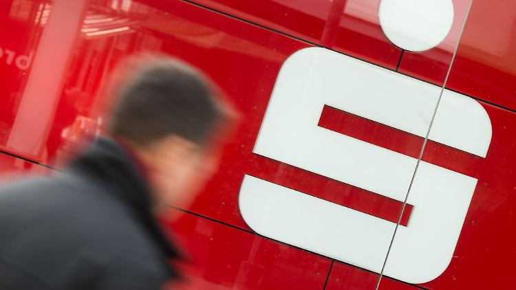 Ein Mann geht an einer Filiale der Sparkasse vorbei.