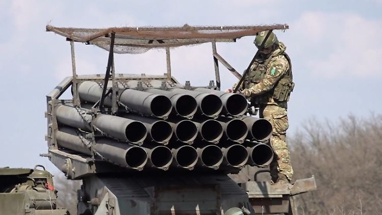 Russisches Kriegsgerät nahe der Frontlinie.