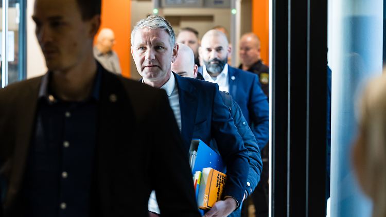 Björn Höcke, Vorsitzender der Thüringer AfD, erscheint zum zweiten Verhandlungstag seines Prozesses im Landgericht Halle. 