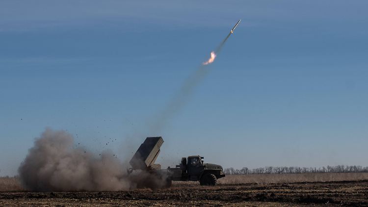Ukrainische Truppen feuern mit Artillerie im Raum Donezk gegen die russischen Angreifer.