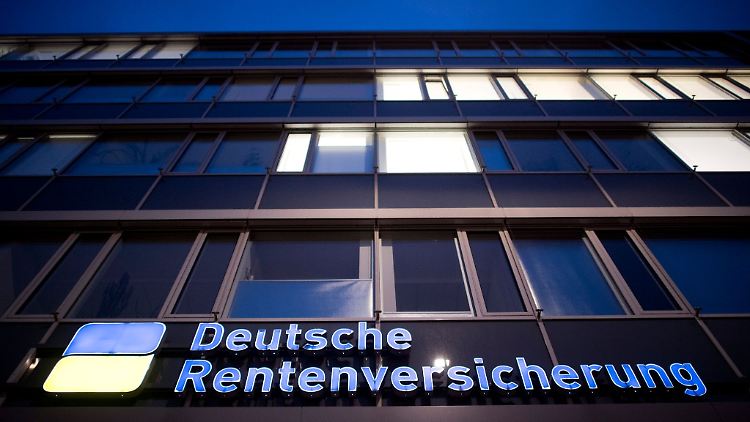 Wenn Arbeitnehmer aus gesundheitlichen Gründen nicht mehr voll arbeitsfähig sind, können sie eine Erwerbsminderungsrente beantragen.