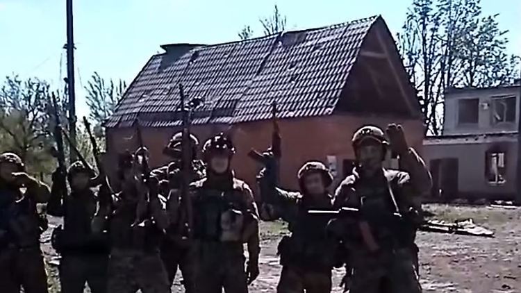 Ungehindert und ohne Deckung: Russische Soldaten posieren in Otscheretyne für die Kamera.