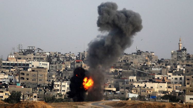 Auch in der Grenzstadt Rafah wütet der Krieg - eine Mutter erliegt in einer Klinik ihren Verletzungen, während ihr Kind überlebt.