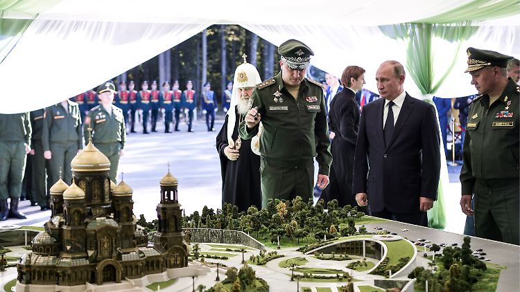 Iwanow (mittig) präsentiert Putin und seinem direkten Vorgesetzten Schoigu 2018 das Modell einer Kathedrale in einem russischen Militärpark - im Hintergrund Kyrill, Patriarch von Moskau.