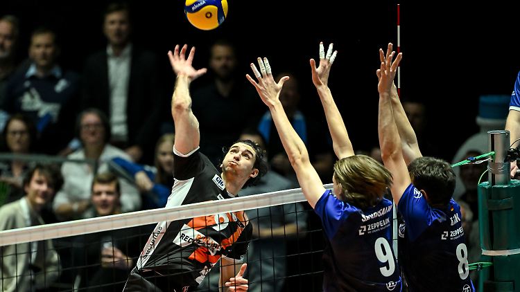 Berlins Timothée Carle will den Doppelblock überwinden.