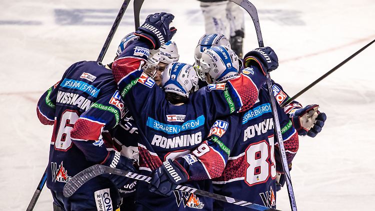 Jubeltraube um Ty Ronning - der Amerikaner entschied das vierte Finalspiel fast im Alleingang.