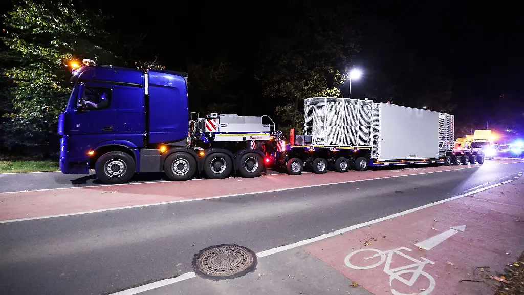 Ein-Castor-Transporter-unter-Polizeischutz-verlaesst-das-Werk-in-Juelich-um-zum-Endlager-in-Ahaus-zu-fahren
