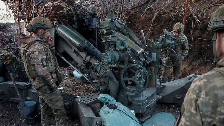 Ukrainische Soldaten an einer Haubitze vom Typ M777 aus US-Beständen. 