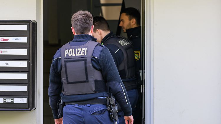 Polizisten in Sachsen: Ein Mitarbeiter des AfD-Europaabgeordneten Krah wird in Dresden wegen des Verdachts der Spionage festgenommen.