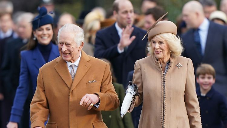 König Charles vergibt neue Titel an seine Frau Camilla, Prinzessin Kate (l.) und Prinz William (hinten).