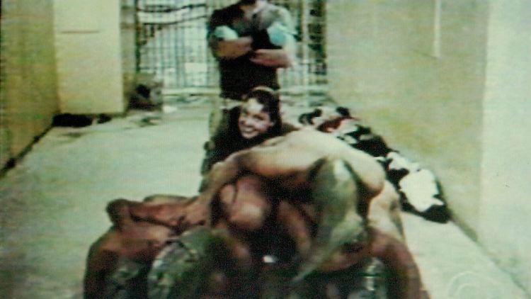 Schockierende Bilder vom April 2004: Eine US-Soldatin posiert in Abu Ghraib hinter nackten Gefangenen, die zu einer Pyramide gestapelt sind.