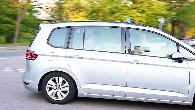 Der Verdächtige Jian G. wird in einem zivilen Polizeiauto zum Bundesgerichtshof gebracht.