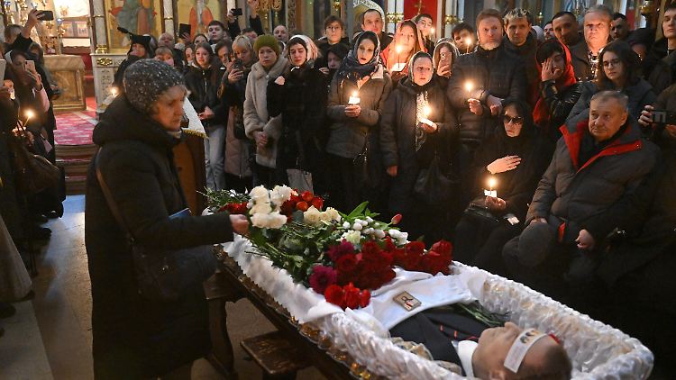 Die Trauerfeier für Alexej Nawalny, an der auch dessen Eltern (r.) teilnahmen, fand im März in Moskau statt.