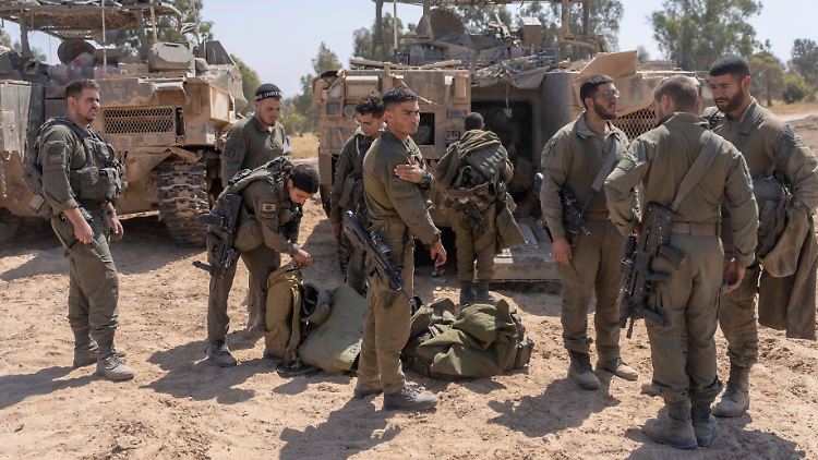 Reguläre israelische Soldaten im Gazastreifen sollen demnächst durch Reservisten ausgetauscht werden.