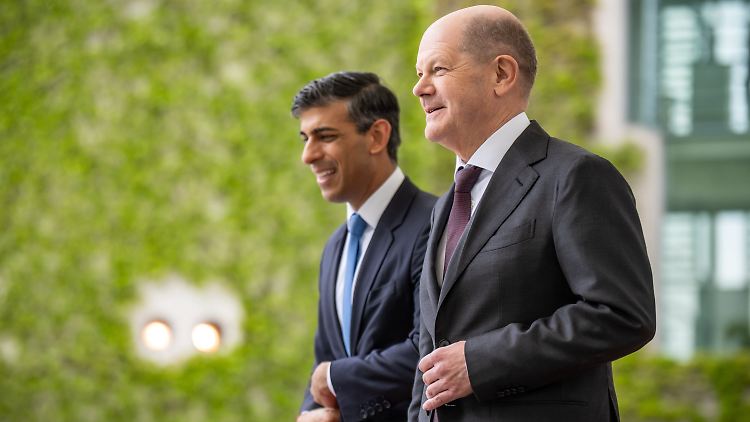 Der britische Premierminister Sunak (l.) ist derzeit zu Besuch in Berlin, am Nachmittag ist eine gemeinsame Pressekonferenz mit Bundeskanzler Scholz geplant. 