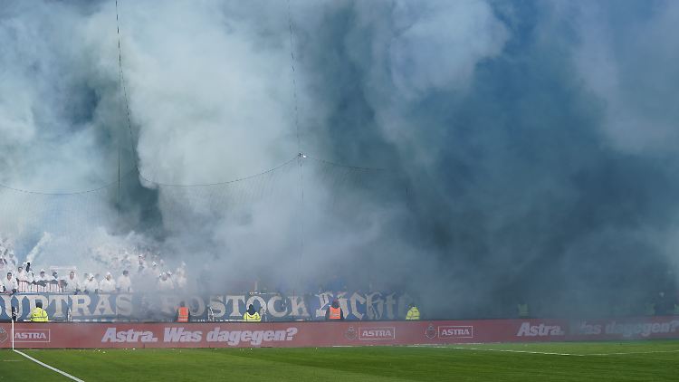 In der vergangenen Saison hatte es bei dem Duell viel Pyro und auch Randale gegeben (Archivbild).