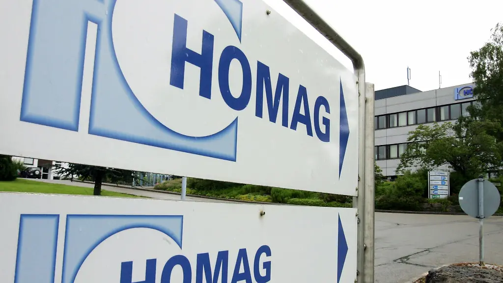 Hinweisschilder-des-Maschinenbauers-HOMAG-sind-in-Schopfloch-Landkreis-Freudenstadt-zu-sehen