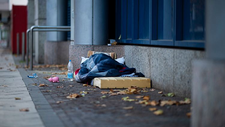 Schätzungsweise rund 50.000 Menschen leben in Deutschland auf der Straße. Hunderttausende weitere kommen in Notunterkünften oder bei Angehörigen unter. 