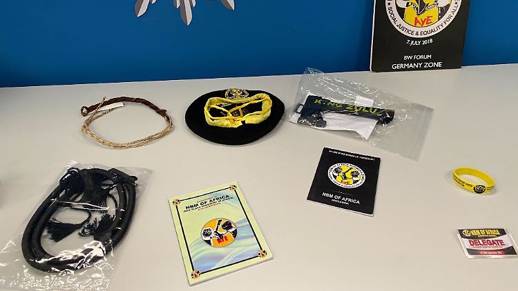 Bei einer Razzia gegen die in Deutschland aktive nigerianische Mafia-Organisation "Black Axe" stellen die Beamten diverse Asservate sicher.