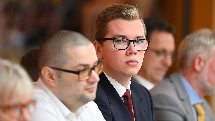 Wegen des Verdachts der Volksverhetzung war Halemba bereits im vergangenen Jahr vorübergehend festgenommen worden.