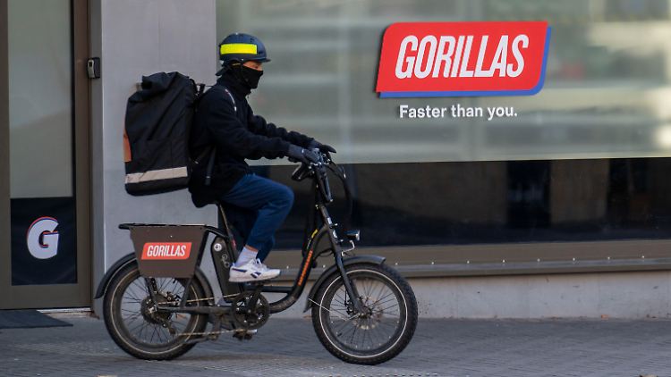 Der Berliner Bringdienst Gorillas und sein Mutterkonzern Getir sind wegen ausbleibender Gewinne auf Schrumpfkurs. 
