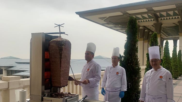 Steinmeier nannte die Fixierung der Medien auf das Döner-Thema "oberflächlich".