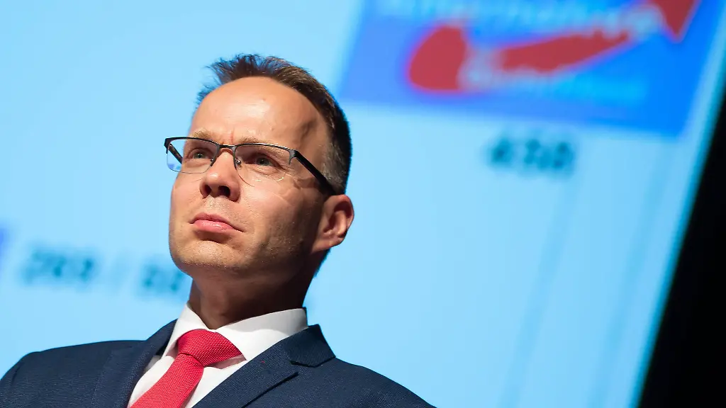 Christian-Blex-Landtagsabgeordneter-der-NRW-AfD-steht-auf-einem-Podium