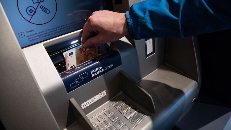 Die Bargeldauszahlung ist oft auch an der Supermarktkasse möglich - unter bestimmten Voraussetzungen. Für die Einzahlung braucht es hingegen meist die Filiale.